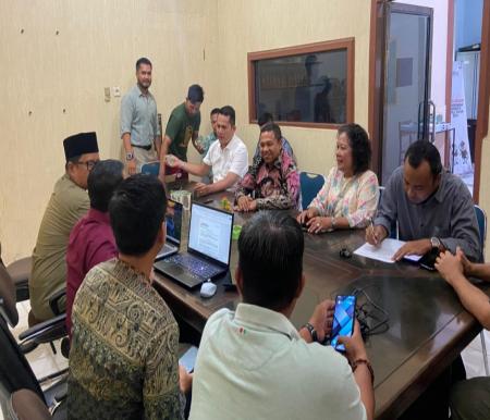 Tim Bermarwah penuhi panggilan Bawaslu Riau (foto/Yuni)